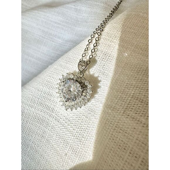 Super sparkly cubic zirconia round cut heart shaped pendant necklace - Picture 8 of 10